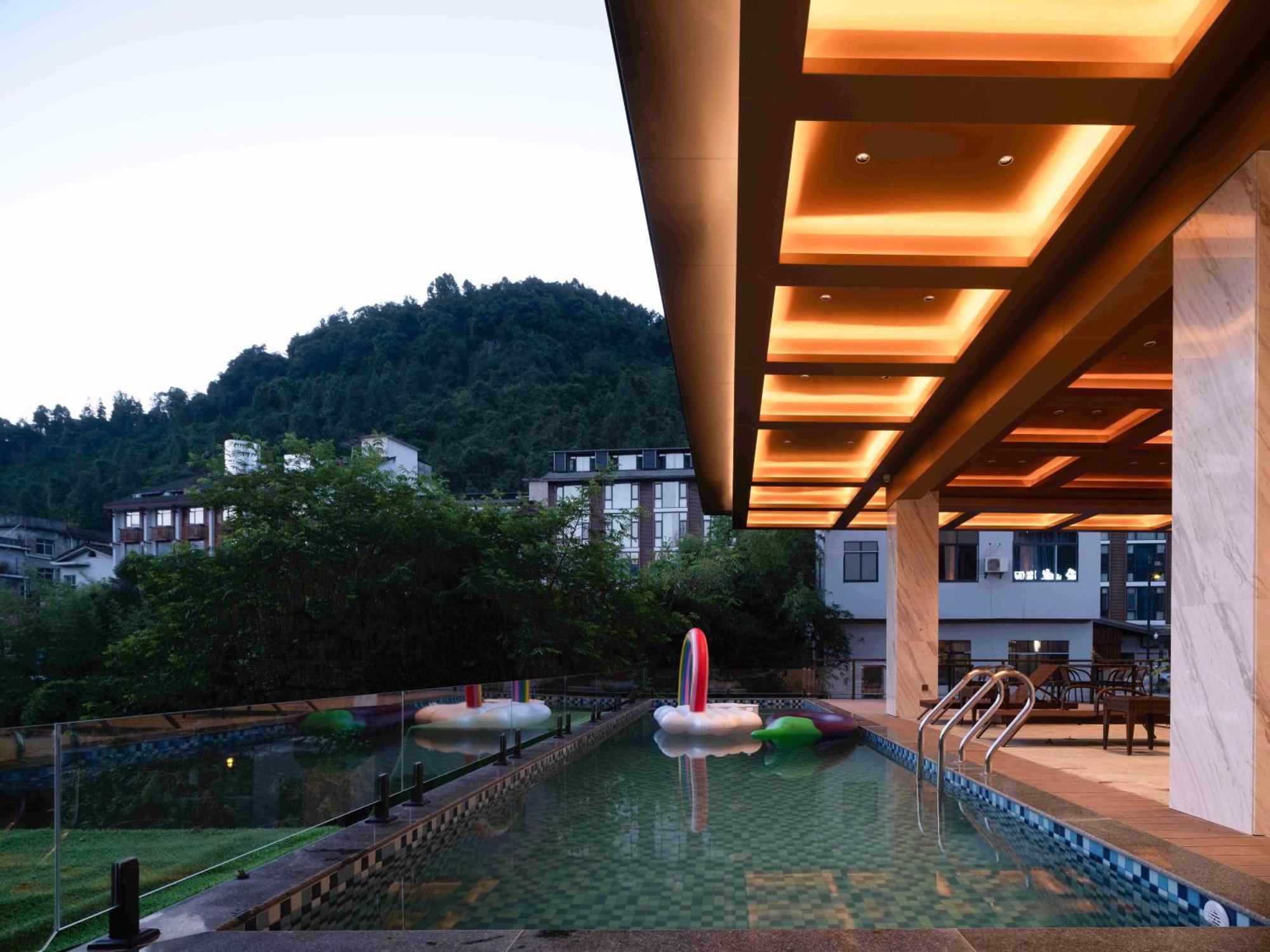 Zhangjiajie Utopia Hotel--Free One Way Pick Up Service Over 2 Nights Exteriör bild